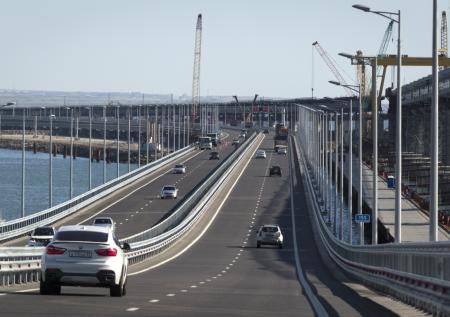 Движение автомобилей по Крымскому мосту временно приостанавливали