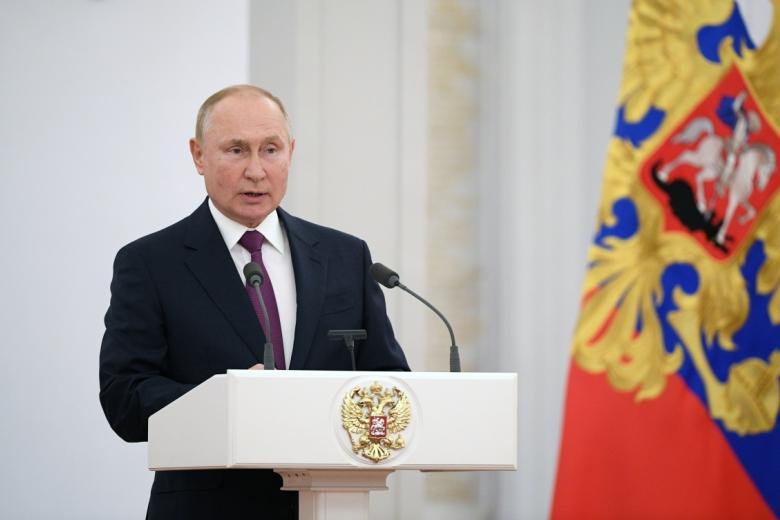 Президент РФ Владимир Путин выступает на встрече с депутатами Государственной Думы РФ восьмого созыва