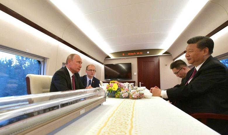 Президент РФ Владимир Путин и председатель КНР Си Цзиньпин во время поездки на скоростном электропоезде