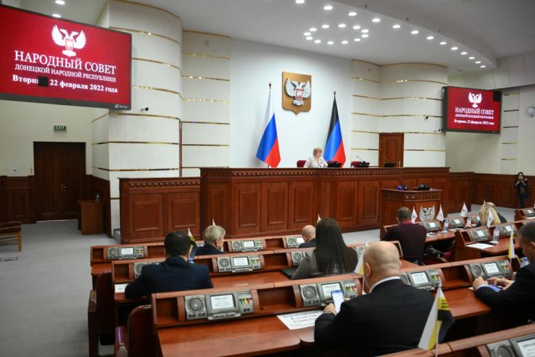 Депутаты Народного совета Донецкой народной республики на чрезвычайном пленарном заседании весенней сессии, где рассматривается ратификация Договора о дружбе, сотрудничестве и взаимной помощи между Российской Федерацией и ДНР