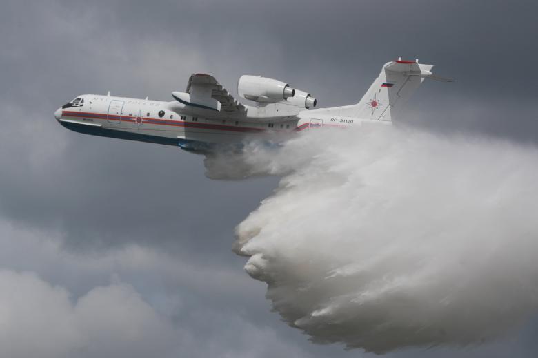 Самолет МЧС РФ Бе-200 сбрасывает воду на комлексных учениях МЧС РФ