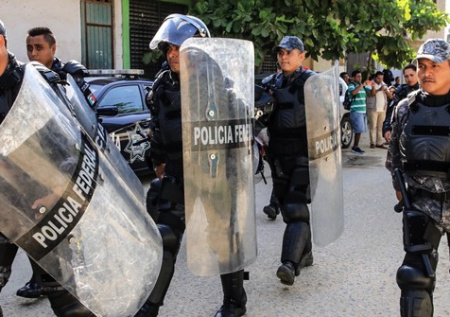 Мексика в огне и хаосе: убит главный наркобарон, что с туристами из России