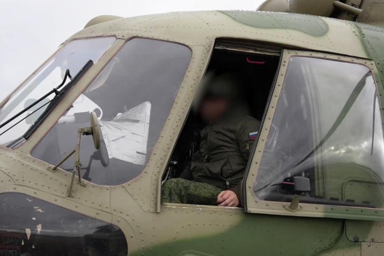 Летчик в кабине вертолета радиоэлектронной борьбы ВКС России