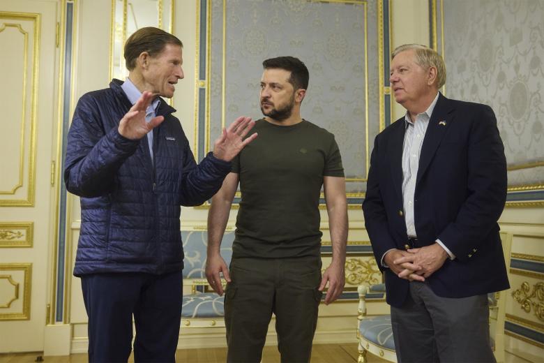 Президент Украины Владимир Зеленский (в центре) встречается с сенаторами США Линдси Грэмом и Ричардом Блюменталем (слева) в Мариинском дворце