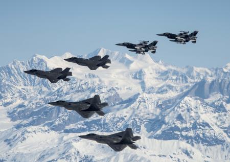 В США заявили, что перехватили четыре самолета России вблизи Аляски