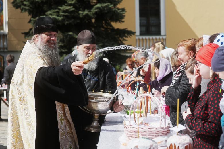 Освящение пасхальных куличей в Даниловом монастыре