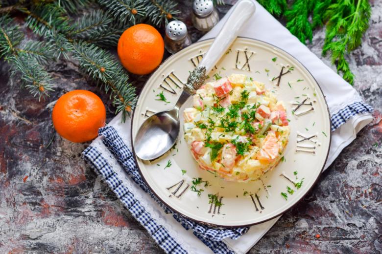 Слоеный салат с ананасами и крабовыми палочками