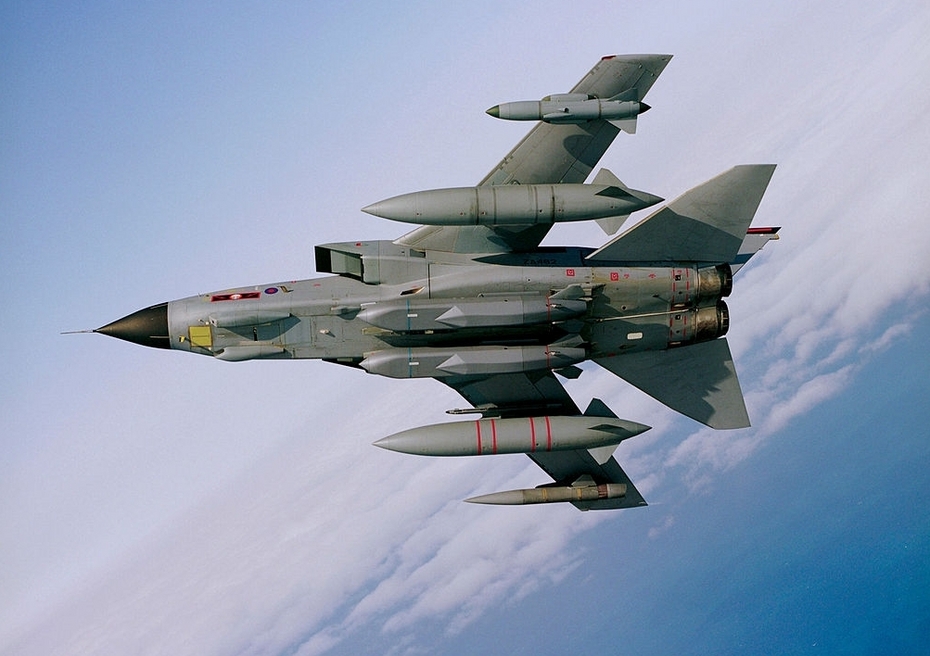 Tornado GR4 RAF несет под фюзеляжем две ракеты Storm Shadow