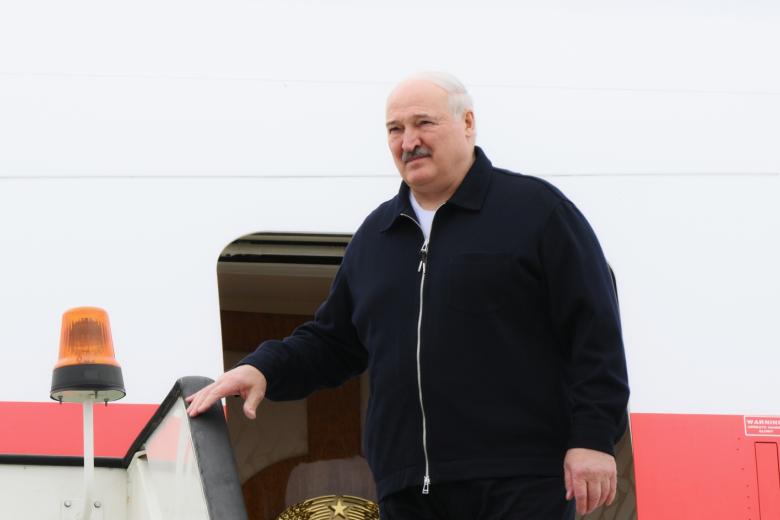 Александр Лукашенко, прибывший для участия в XVI саммите БРИКС, во время церемонии встречи в аэропорту Казани