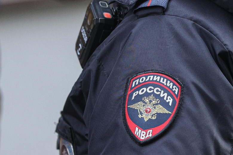Сотрудник полиции на дежурстве в городе