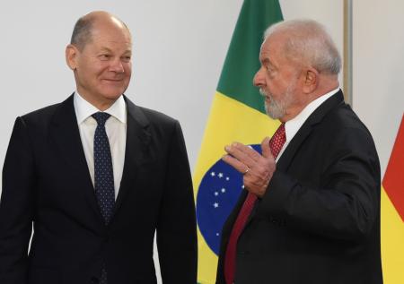 В ФРГ назвали позицию президента Бразилии по Украине пощечиной Шольцу