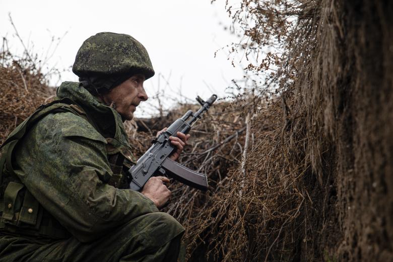 Луганская область. Военнослужащий Народной милиции в окопе