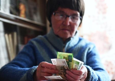 Повышение пенсий в РФ в феврале 2025 года: кому и сколько добавят