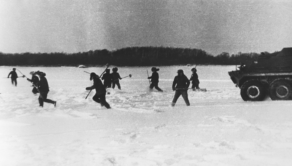 СССР. Приморский край. 2 марта 1969 года. Китайские пограничники во время отступления с территории СССР