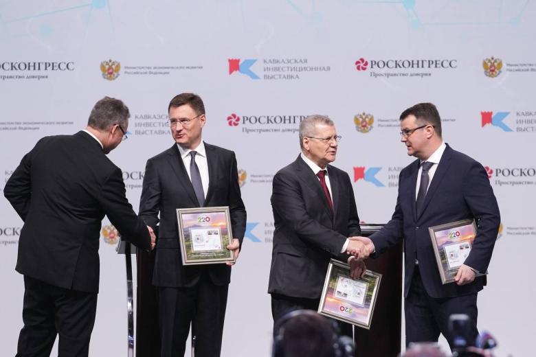 Заместитель председателя правительства Российской Федерации Александр Новак, полномочный представитель президента Российской Федерации в Северо-Кавказском федеральном округе Юрий Чайка и губернатор Ставропольского края Владимир Владимиров
