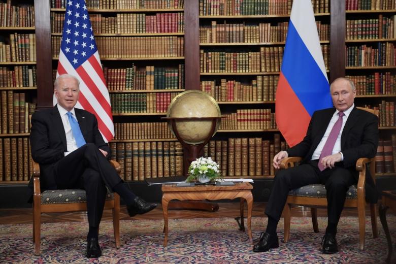 Президент РФ Владимир Путин и президент США Джо Байден (слева) во время встречи
