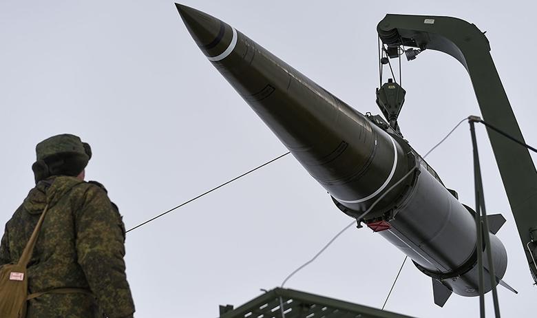 Подготовка к боевому пуску баллистической ракеты оперативно-тактического ракетного комплекса (ОТРК) "Искандер-М" с полигона Капустин Яр в Астраханской области