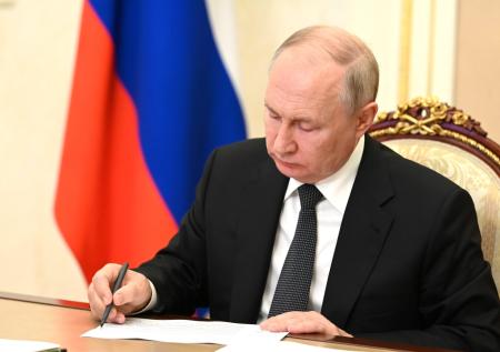 Путин подписал закон об утилизации использованных упаковок