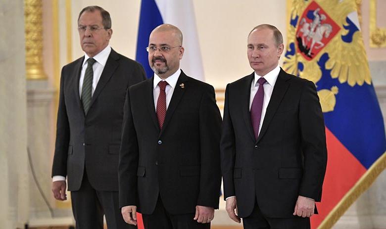 Президент РФ Владимир Путин (справа), посол Ирака в РФ  Хайдар Мансур Хади (в центре) и глава МИД России Сергей Лавров