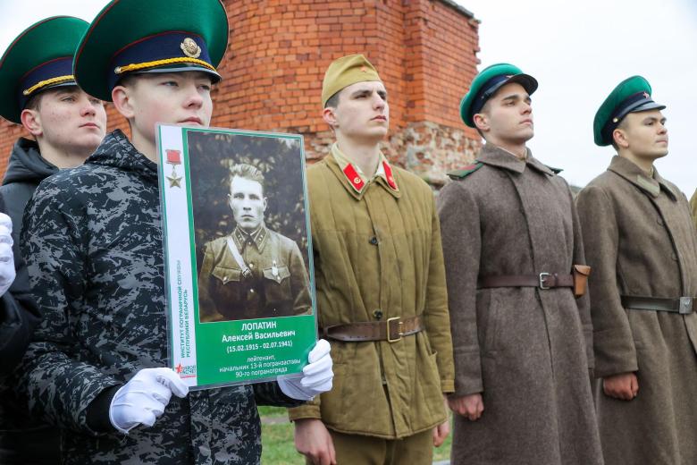 Портрет начальника 13-й погранзаставы 90-го погранотряда Алексея Лопатина, Героя Советского Союза, в руках участника «Эстафеты Победы»