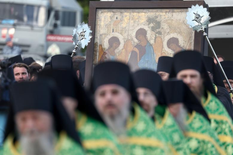 Икона преподобного Андрея Рублева «Святая Троица» на территории Свято-Троицкой Сергиевой лавры