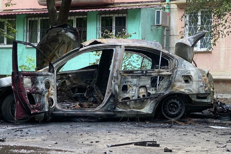 Сгоревший автомобиль на месте теракта в Херсоне
