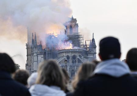 Charlie Hebdo сравнил Макрона с горящим Нотр-Дамом