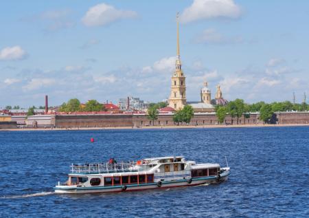 Теплоход врезался в опору Дворцового моста в Петербурге