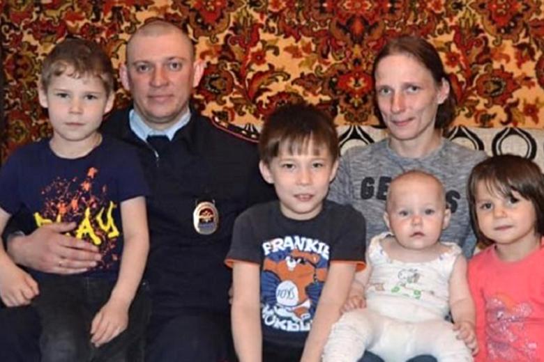 Владимир Хнырёв и спасённые им дети