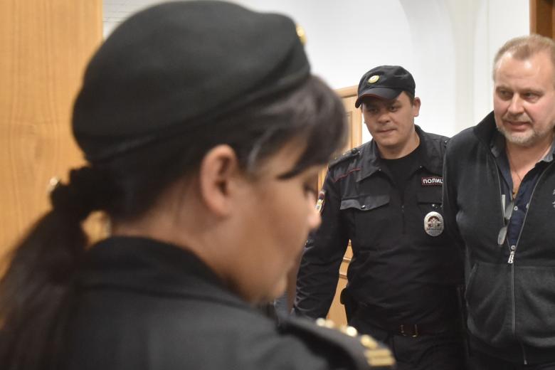 Рассмотрение в Басманном суде ходатайства следственных органов о продлении срока содержания под стражей бывшему замдиректора ФСИН Олегу Коршунову, обвиняемому в растрате