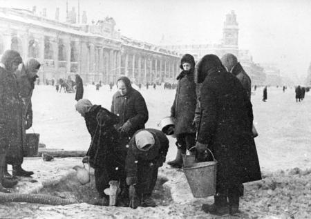 «Завтракал жареными воробушками»: как люди выживали в блокадном Ленинграде