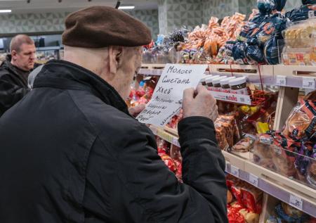 Стало известно, сколько россиян с марта стали экономить на еде