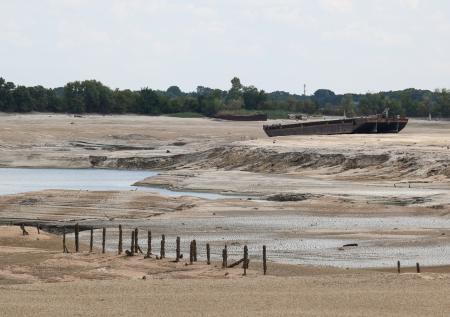 «От него остались одни лужицы»: фото обмелевшего Каховского водохранилища