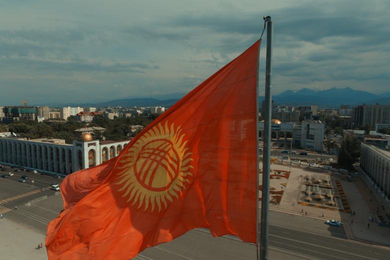 Государственный флаг Киргизской Республики на площади Ала-Тоо в Бишкеке