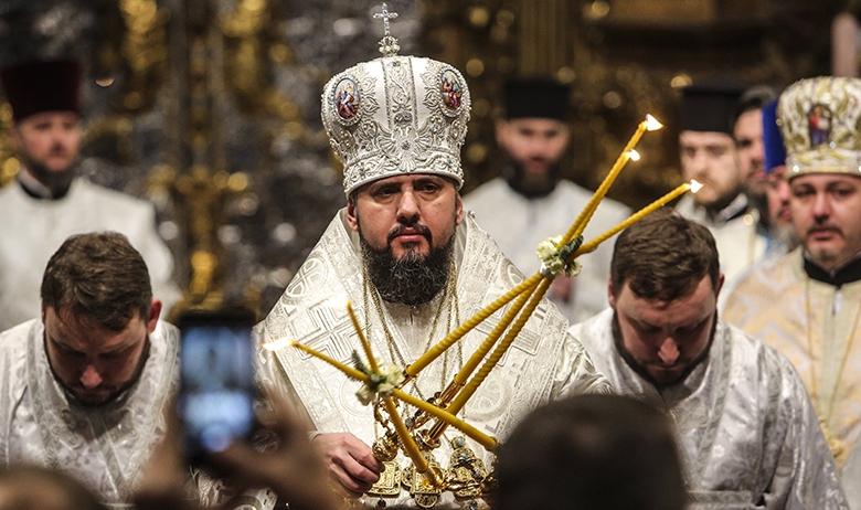 Епифаний (в центре)