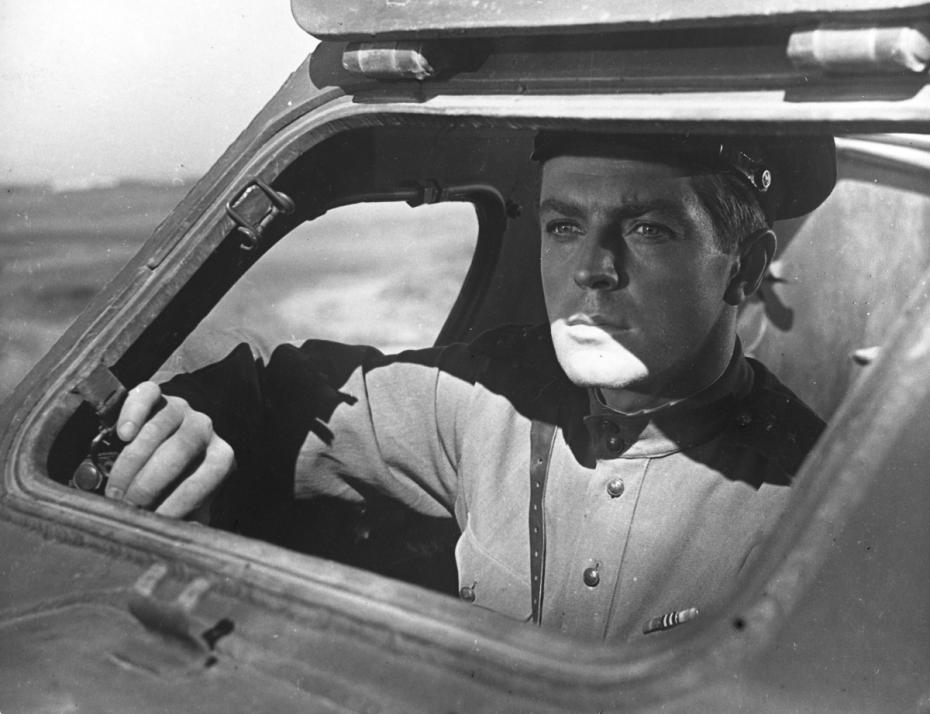 Кадр из кинофильма Николая Розанцева «В твоих руках жизнь», 1959 год. Поставлен по мотивам очерка Аркадия Сахнина «Эхо войны» о подвиге советских саперов. Капитан Дудин - Олег Стриженов. Репродукция