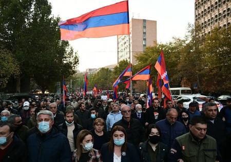 В Армении прошли протесты против Дня независимости из-за жертв в Карабахе