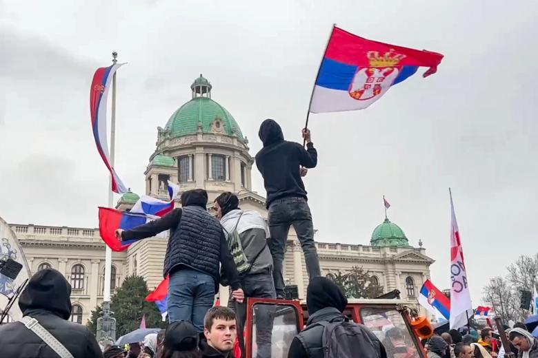 Сербия. Белград. Участники акции протеста около здания Народной скупщины (однопалатного парламента) Сербии