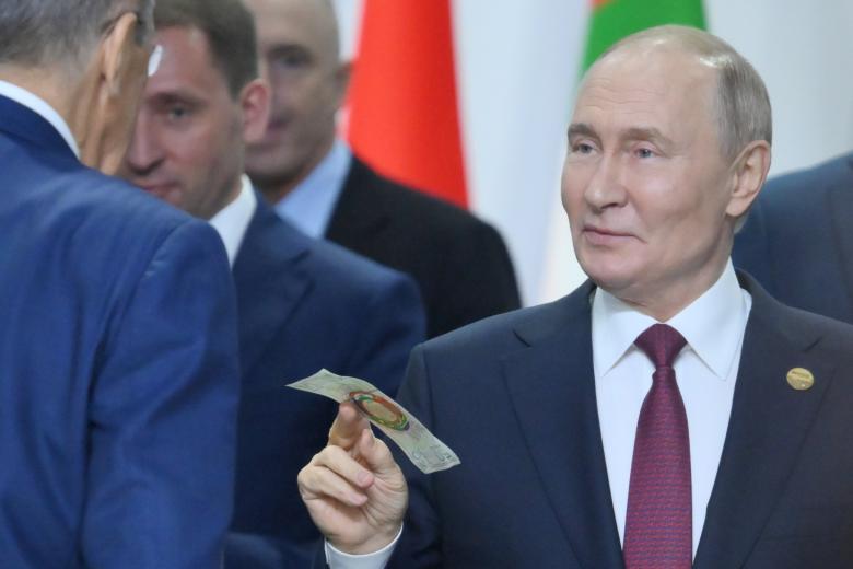 Владимир Путин после заседания глав делегаций стран БРИКС в расширенном составе в рамках XVI саммита БРИКС в Казани