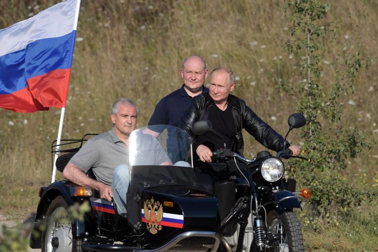 Владимир Путин с главой Крыма Сергеем Аксёновым (слева) и врио губернатора Севастополя Михаилом Развожаевым