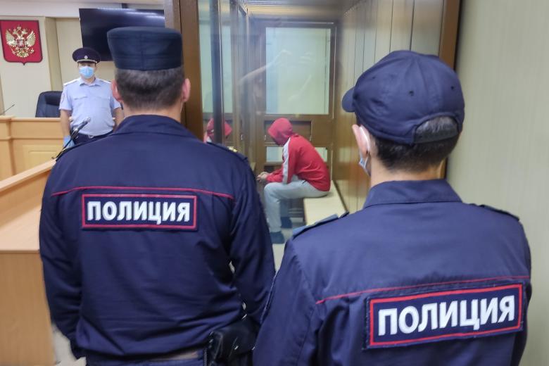 Виталий Бережной (в центре), обвиняемый по делу об убийстве восьмилетней девочки