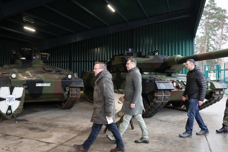 Министр обороны Германии Писториус (слева) на военно-морской базе Эккернфорде