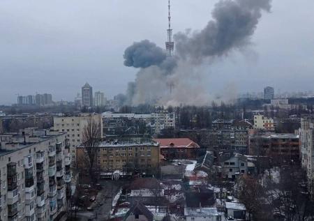 В Сети появились кадры взрыва у телевышки в Киеве