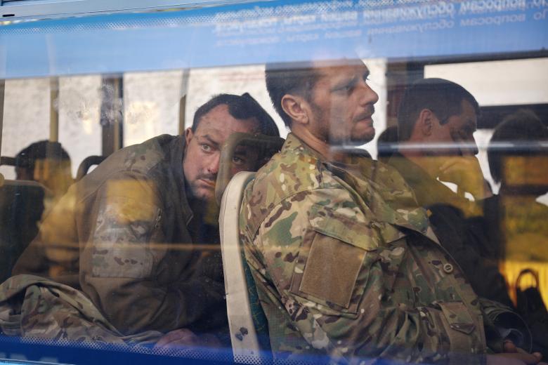 Украинские военные, сдавшиеся в плен с территории завода «Азовсталь» в Мариуполе