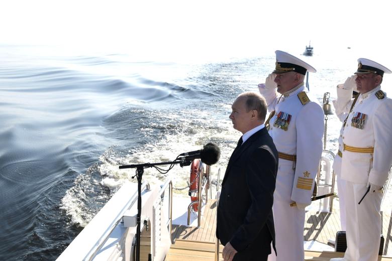 Николай Евменов (в центре