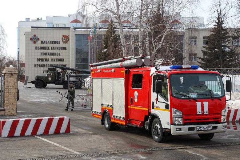 Республика Татарстан. Казань. Пожарный автомобиль у Казанского высшего танкового командного училища, где произошел пожар в одном из корпусов