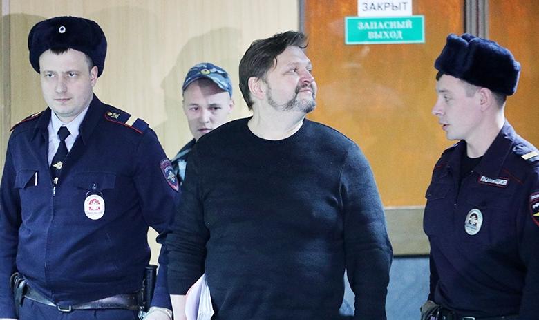 Бывший губернатор Кировской области Никита Белых (второй справа), обвиняемый в получении взятки в размере 400 тысяч евро