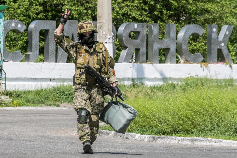 Народный ополченец на блокпосту в Семеновке