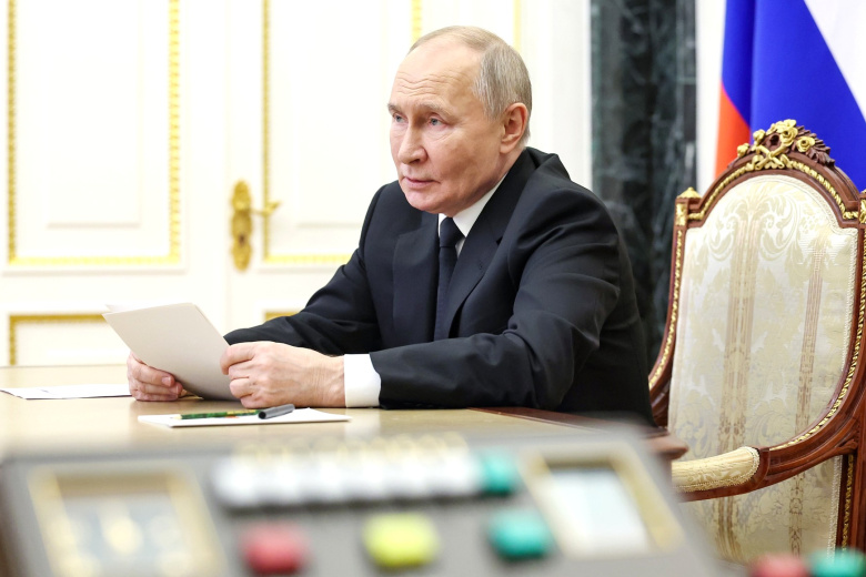 Владимир Путин на совещании по экономическим вопросам (в режиме видеоконференции)