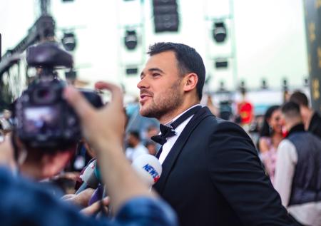 Эмин показал фото подросшей приёмной дочери
